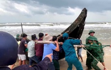 Sóng đánh chìm ghe, 3 ngư dân rơi xuống biển