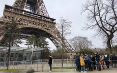 Pháp: Hỏa hoạn ở tháp Eiffel, du khách được sơ tán