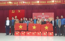 Báo Người Lao Động và Nghiệp đoàn Nghề cá tặng cờ Tổ quốc, quà cho các ngư dân