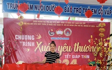 Hoa Hậu Bảo Ngọc trao quà tết cho các em nhỏ

