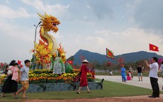 Dòng người kéo nhau đến ngắm linh vật rồng ở vùng biên Lao Bảo