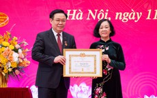 Trao tặng Chủ tịch Quốc hội Vương Đình Huệ Huy hiệu 40 năm tuổi Đảng