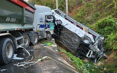 CLIP: Thời khắc xe chở đoàn cán bộ Cục Quản lý thị trường TP HCM gặp nạn