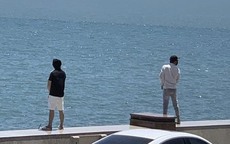 Hình ảnh 2 du khách ngang nhiên tiểu bậy trên kè biển Vũng Tàu gây "dậy sóng”