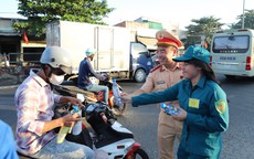 CSGT đội nắng tặng nước suối, khăn lạnh cho người đi đường trong ngày nghỉ lễ