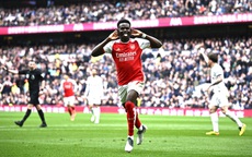Arsenal thắng thót tim ở derby London, vững ngôi đầu Ngoại hạng Anh