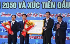 Báo Người Lao Động trao cờ, học bổng tại lễ công bố quy hoạch tỉnh Ninh Thuận