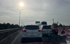 Hàng dài ô tô nhích từng chút trên cao tốc TP HCM - Long Thành - Dầu Giây