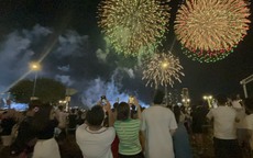 Pháo hoa rực sáng trên bầu trời TP HCM mừng lễ 30-4