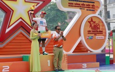 Hoa hậu Nguyễn Thanh Hà xúc động khi thăm ngọn đồi A1