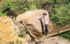 Nổ mìn mỏ đá, 1 tảng đá nhiều tấn "đâm" xuyên chòi người dân