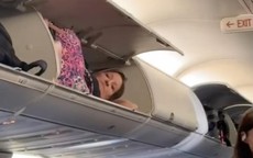 Choáng với người phụ nữ nằm gọn trong ngăn hành lý máy bay Mỹ