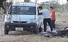 Camera ghi lại hành động "khó đỡ" của 2 người đàn ông đi xe bán tải ở Vũng Tàu