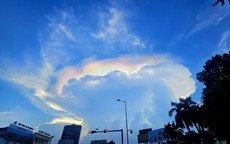 Giải mã đám mây ngũ sắc trên bầu trời TP HCM
