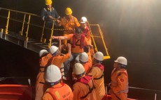 Vượt sóng đêm, kịp thời đưa thuyền viên nước ngoài về đất liền cấp cứu