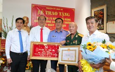 Lãnh đạo Thành ủy TP HCM trao Huy hiệu Đảng tại huyện Nhà Bè