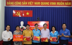 Báo Người Lao Động trao tặng các phần quà ý nghĩa ở quận Tân Bình
