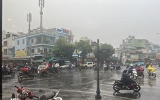 TP HCM mưa trắng trời, gió mạnh khiến nhiều người té ngã