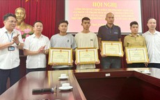 Vinh danh 4 “người hùng” dùng búa đập tường cứu người trong vụ cháy nhà trọ