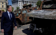 Anh cam kết viện trợ Ukraine "đến cùng", Hungary phản đối ý tưởng "điên rồ" 