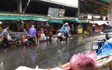 TP HCM: Hình ảnh người dân đón "mưa vàng" chiều 3-5