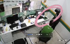 CLIP: Giây phút kẻ cầm dao cướp tài sản trong tiệm cầm đồ rồi đâm người ở Đồng Nai