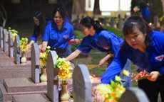 Thắp nến tri ân các anh hùng, liệt sĩ nhân kỷ niệm 70 năm Chiến thắng Điện Biên Phủ