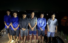 CLIP: Bắt quả tang nhóm “người nhái” hút trộm cát gần cầu Mỹ Thuận