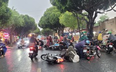 CLIP: Hiện trường nhiều người ngã xe trong cơn mưa trên đường phố Biên Hòa