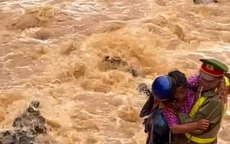 Thượng úy công an lao ra giữa dòng nước lũ cứu 2 người dân