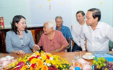 Phó Chủ tịch nước Võ Thị Ánh Xuân tặng quà gia đình có công, trẻ em có hoàn cảnh khó khăn