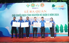 Báo Người Lao Động trao học bổng và xây dựng "Đường cờ Tổ quốc" tại quận 5