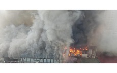 VIDEO: Cháy lớn tại toà nhà 9 tầng