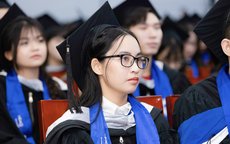 Trường ĐH Mở TP HCM trao bằng tốt nghiệp cho 956 sinh viên