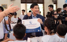 Ông Johnathan Hạnh Nguyễn tặng 1 tỉ đồng cho Quỹ Bảo trợ Trẻ em Việt Nam 