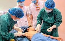 Bé trai leo cột điện cao thế bắn chim, bị giật rơi 10 m xuống đất