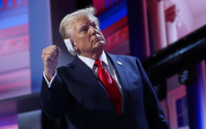 Giám đốc FBI không rõ ông Donald Trump trúng đạn hay mảnh đạn