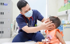 Chơi bóng trước nhà, bé 11 tuổi bị ong vò vẽ đốt phải nhập viện cấp cứu