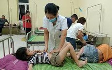 70 học sinh, giáo viên, cán bộ nôn, tiêu chảy, đau đầu sau bữa trưa tại trường