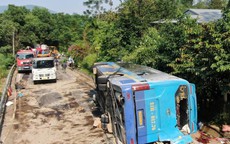 Lật xe khách 3 người chết, 20 người bị thương: Xe mất phanh khi xuống dốc