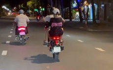 CLIP: Nam thanh niên điều khiển xe máy bằng 1 bánh và cái kết