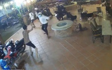 CLIP: Bị tấn công bất ngờ, nhóm người ngồi trong quán cà phê hoảng loạn tháo chạy