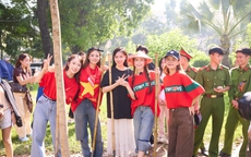 Hòa Minzy đi trồng cây để con cháu hưởng bầu không khí trong lành