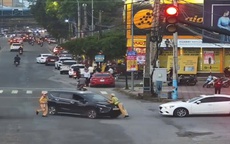 VIDEO: Thiếu tá CSGT bị ô tô tông, bám nắp ca-pô