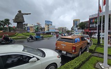Lo mưa đặc biệt lớn, nhiều tài xế Đà Nẵng "mách nhau" đưa xe ô tô “giành chỗ” tránh ngập