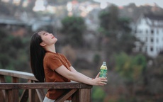 Ban công, playlist và một chai trà xanh: Combo giúp sinh viên năm nhất biến stress thành động lực