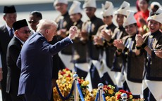 CLIP: Ông Donald Trump nhảy theo điệu nhạc tại sân bay Malaysia