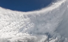 Video: "Thợ săn bão" của Không quân Mỹ bay thẳng vào tâm cơn bão mạnh nhất năm Melissa