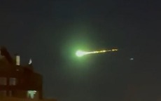 "Quả cầu lửa” phát ánh sáng xanh rực rỡ lướt qua bầu trời thủ đô Nga