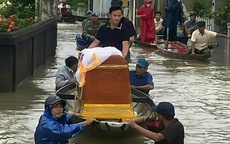 Quảng Trị: Một xã có 570 nhà bị ngập lụt, dân phải dùng ghe đưa quan tài đến nơi cao ráo